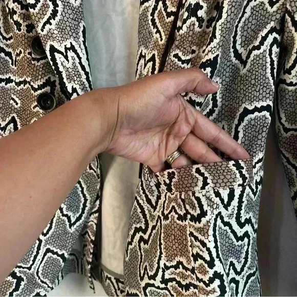 CAbi Women's Double Breasted Snake Print Business Casual Blazer Size 8‎ - Picture 7 of 16